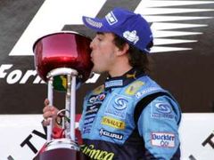 Pilot Renaultu Fernando Alonso ze Španělska se raduje z vítězství ve Velké ceně Japonska formule 1.