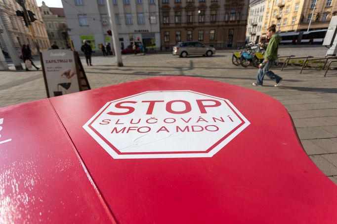 Červené klavíry rozmístěné po centru Olomouce slouží jako petiční stánky.