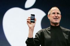 Před deseti lety začala revoluce. iPhone změnil svět mobilů, teď ale sám potřebuje změnu