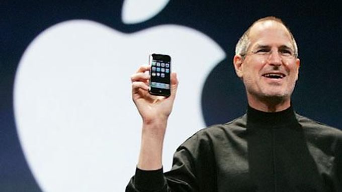 Steve Jobs s iPhonem.