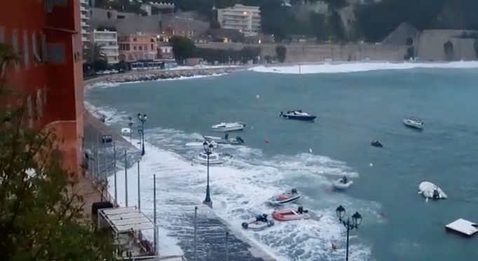 Vlny ve Villefranche-Sur-Mer zaplavují ulice.