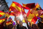 Katalánský den D je tady. Separatisté v Barceloně chtějí vyhlásit nezávislost, Madrid hrozí silou