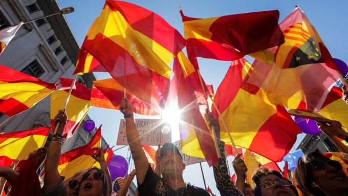 Demonstranti prosazující nezávislost Katalánska.