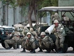 Vojáci zaujímají pozice během demonstrace v Andižanu