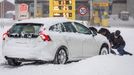 Kde nestačil motor, pomohly ruce. Auto zapadlo na benzince v Münsteru.