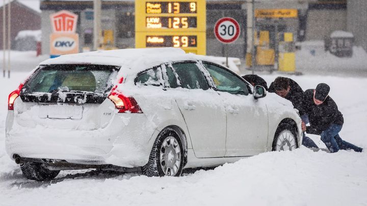 Sníh komplikuje dopravu v Česku. Stojí vlaky i autobusy, na dálnicích hrozí kolaps