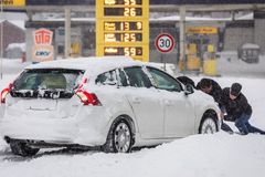 Sníh komplikuje dopravu v Česku. Vlaky mají hodinová zpoždění, stojí dálnice D8