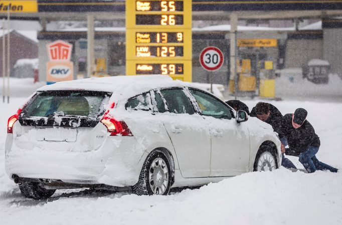 Kde nestačil motor, pomohly ruce. Auto zapadlo na benzince v Münsteru.