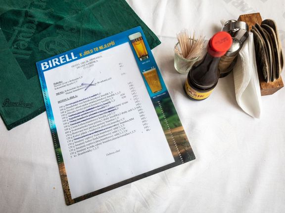 S kolegou fotografem jsme dorazili ke druhé hodině odpolední. Na plněné knedlíky se škvarky a zelím jsem mohla zapomenout, menu za 119 korun bylo už dávno pryč.