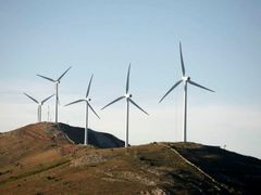 Větrné elektrárny představují alternativu, jsou však drahé, hlučné a k půvabu krajiny příliš nepřispívají