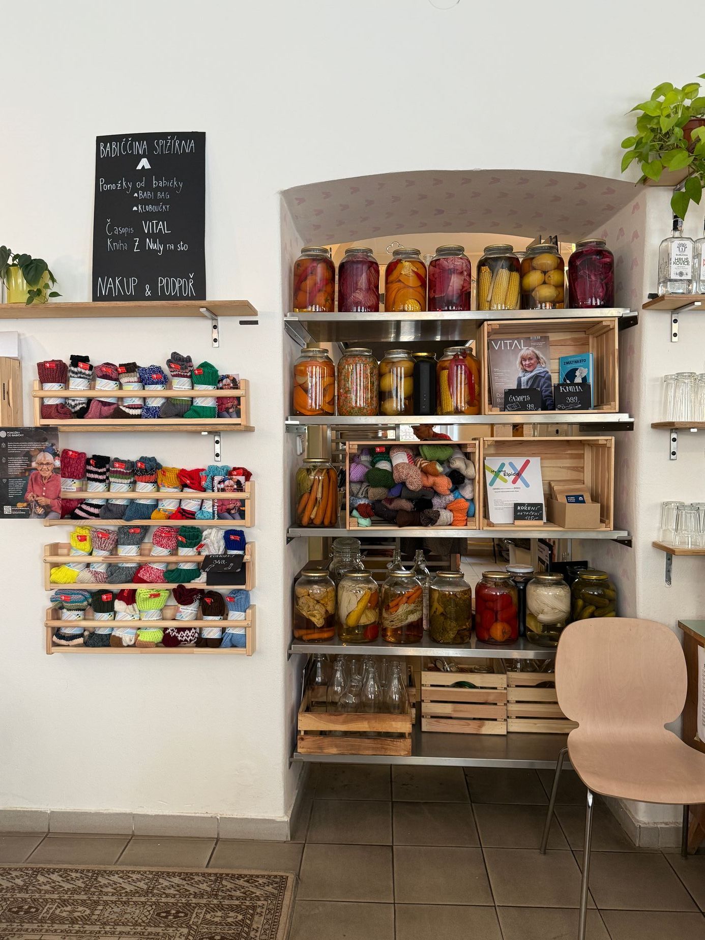 kavárna, stará škola, anděl, senioři