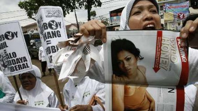 Demonstrace indonéských žen proti časopisu.