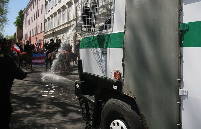 Když policie na koních prakticky neuspěla, rozhrnul se kordon policistů a demonstranty kropilo vodní dělo tak, až je zahnalo na hradby parku pod Petrovem.