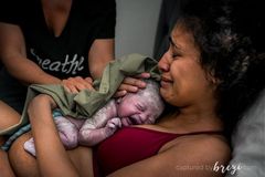 Žena porodila během letu, aerolinky daly narozenému dítěti létání zdarma na celý život