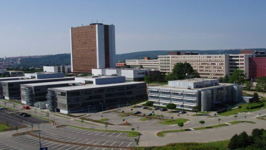 Dva konkurenční výrobci automobilových světlometů budou společně vyučovat studenty