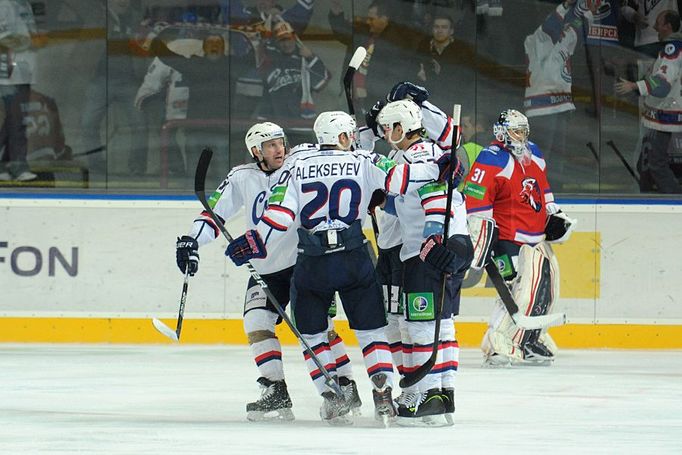 Hokejisté Novosibirsku Konstantin Alexejev slaví se spoluhráči gól v utkání KHL 2012/13 proti Lvu Praha.