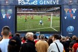 V tzv. fan-zóně přímo v centru Ženevy bývá rušno. V předvečer utkání Česko-Turecko tu příznivci fotbalu sledovali utkání Švédsko-Španělsko.