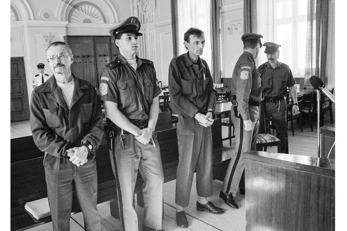 Michael Kutílek (vlevo) a Josef Kott v soudní síni Krajského soudu v Plzni, 8. června 1994. Byli obžalováni ze čtyř vražd a jednoho pokusu o vraždu.