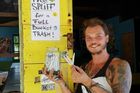Muž na Jamajce dává turistům jointy za pytel odpadu. Chce vyčistit pláže