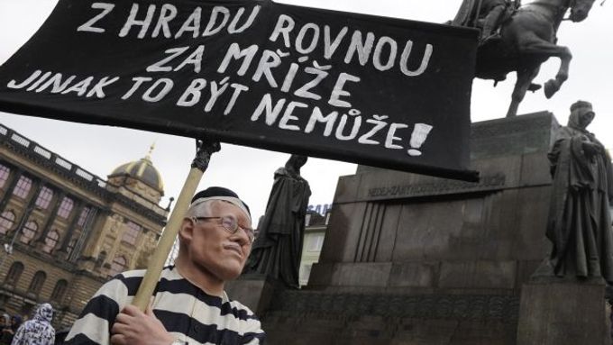 Demonstrant v masce Václava Klause na mítinku Holešovské výzvy v Praze, 15. dubna 2012.