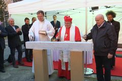 Kardinál Duka požehnal základnímu kameni nového kostela na Barrandově