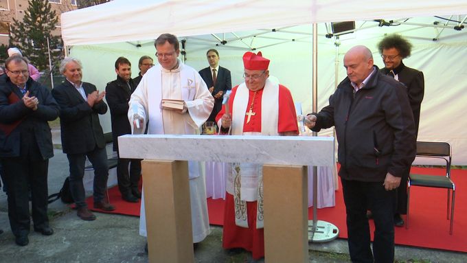 Kardinál Dominik Duka požehnal novému kostelu na Barrandově