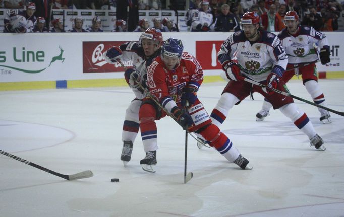 Aleš Hemský svádí souboj při utkání Česko - Rusko na Českých hokejových hrách v Brně.