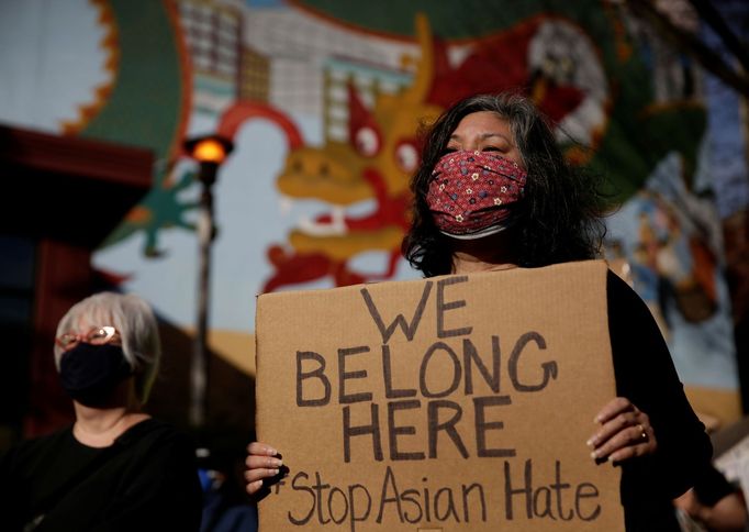 Protest proti násilí vůči Američanům asijského původu.