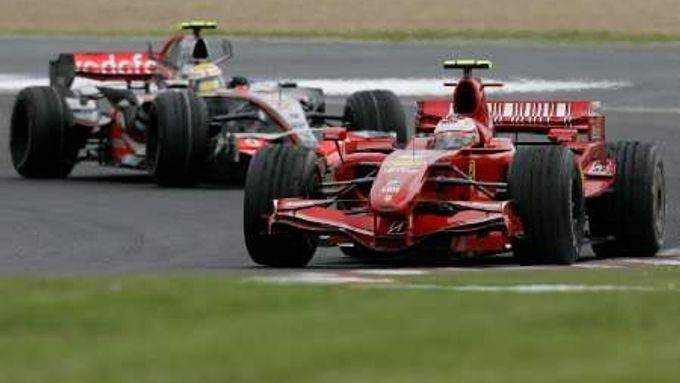 Pilot McLarenu Lewis Hamilton (vlevo) stíhá Ferrari Kimi Raikkönena.