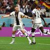 Němci slaví neuznaný gól v zápase MS 2022 Španělsko - Německo