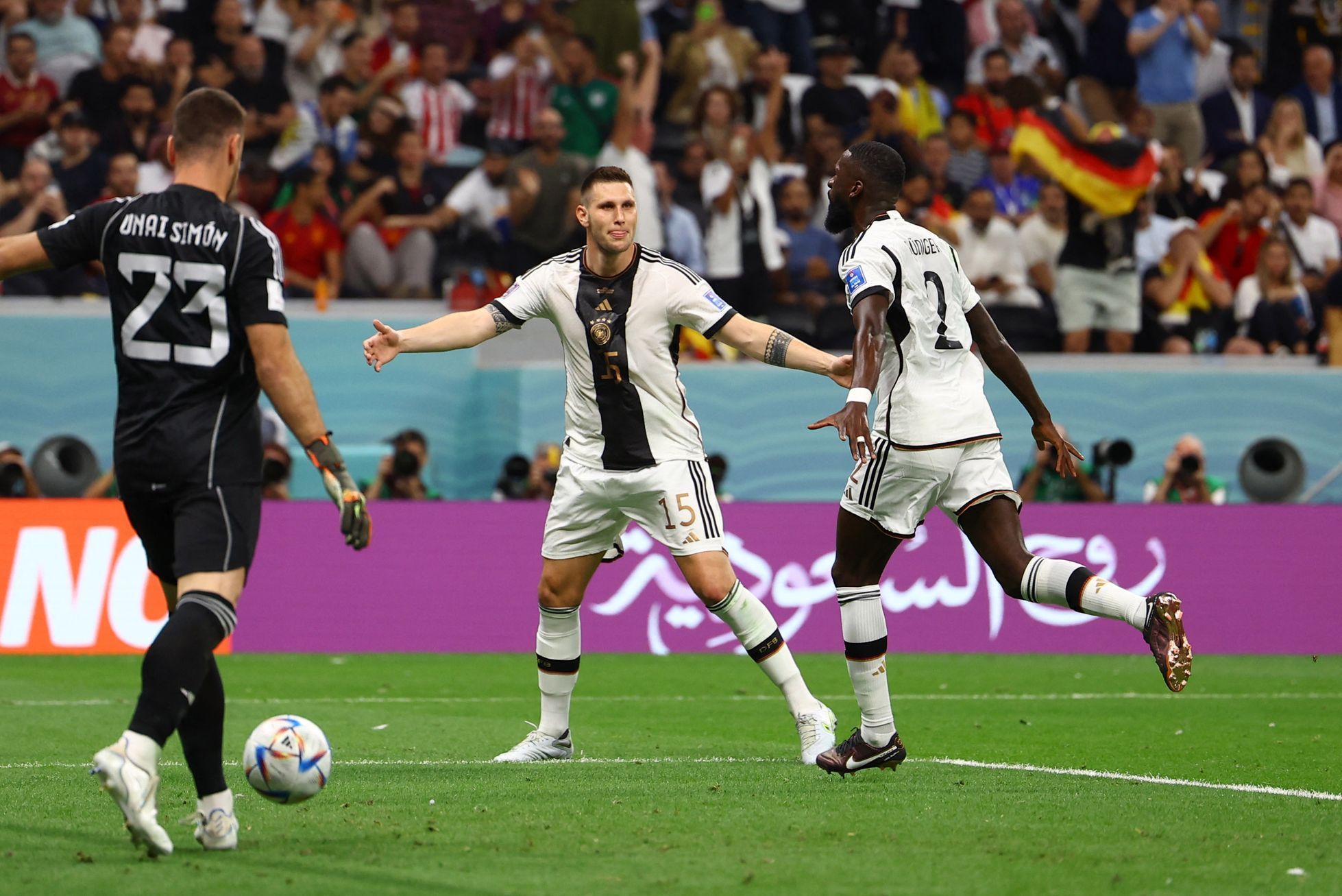 Němci slaví neuznaný gól v zápase MS 2022 Španělsko - Německo
