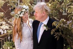 Britský premiér Johnson se po dvou rozvodech zase oženil. Manželka je o 23 let mladší