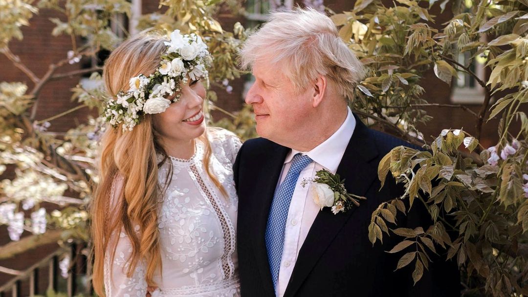 Boris Johnson a jeho v pořadí už třetí manželka Carrie Johnsonová, která je o 23 let mladší než britský premiér.