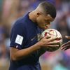 Finále MS ve fotbale 2022, Argentina - Francie: Kylian Mbappé před druhou penaltou
