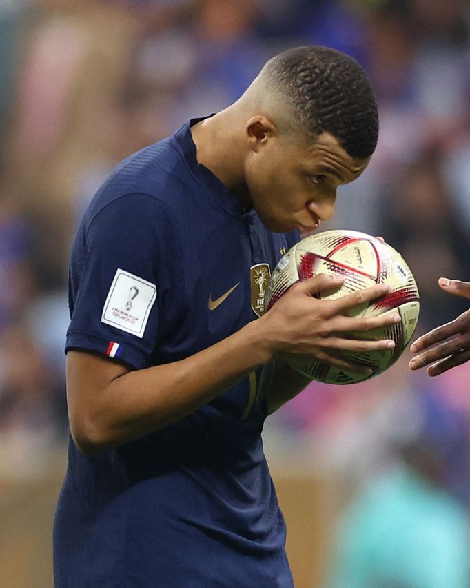 Finále MS ve fotbale 2022, Argentina - Francie: Kylian Mbappé před druhou penaltou.