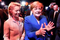 Merkelová a Schulz v televizi: Putin si zoufá, Češi nechápou