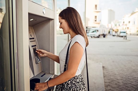 Peníze vybírejte z bankomatů na frekventovaných místech, ideálně přímo u pobočky banky.