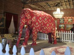Pomalový slon byl součástí Banksyho výstavy Barely Legal v Los Angeles.