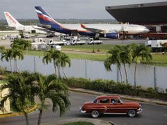 Letadlo Aeroflotu, ve kterém měl sedět Snowden, na letišti v Havaně.