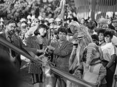 Francis Ford Coppola, Anjelica Huston a George Lucas při slavnosti k filmu Captain EO (1986)