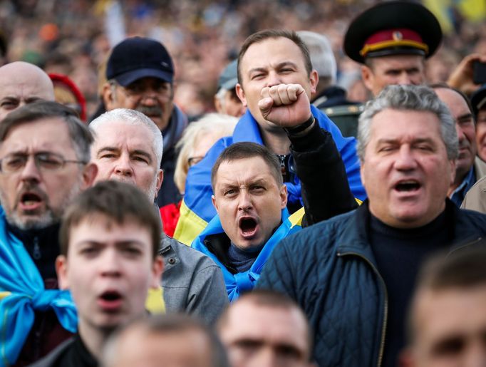 Lidé protestují proti úmluvě nového prezidenta udělit autonomii územím, které spravují povstalci v Donbasu na východě Ukrajiny.