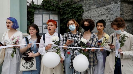 Ženy v Moskvě se účastní akce před běloruskou ambasádou na podporu protestů proti policejnímu násilí v Bělorusku.