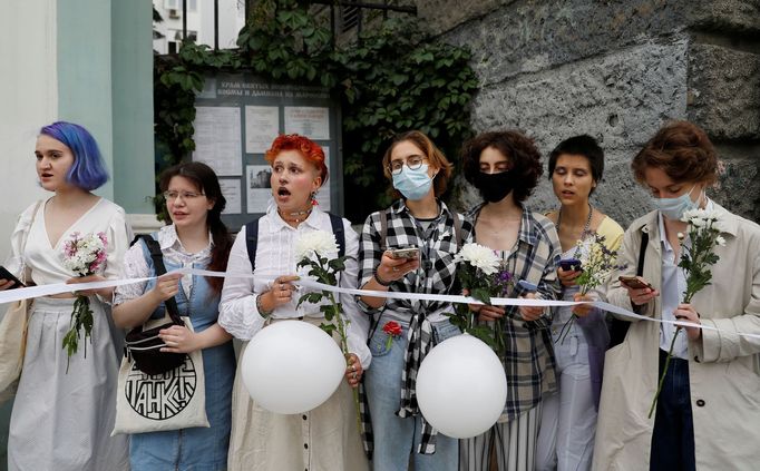 Ženy v Moskvě se účastní akce před běloruskou ambasádou na podporu protestů proti policejnímu násilí v Bělorusku.