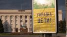 Nápis "Ukrajina jsi ty" na náměstí Svobody v Chersonu.
