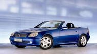 Mercedes-Benz SLK (rok 1999, najeto 231 000 km, cena 100 000 Kč) - Stářím zraje a narazit dnes na první hranatou generaci je mnohdy mnohem zajímavější než vidět její nástupce s oblými tvary. Na výběr je hodně kusů a tak pečlivě volte ten správný. Zejména pozor na ovládání skládací střechy a těsnost.