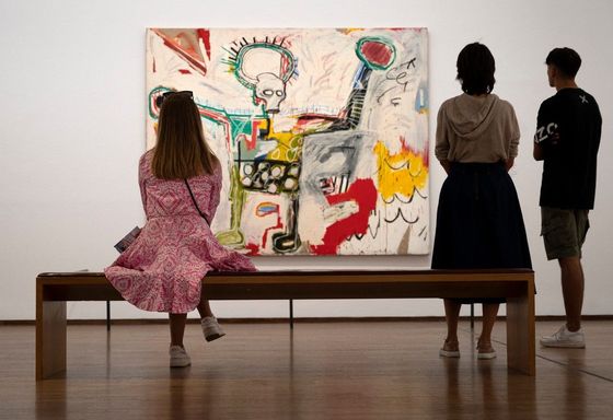 Návštěvník výstavy v Albertině před Basquiatovým dílem bez názvu z roku 1982.