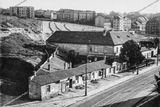 Pohled na dům čp. 1069 (hostinec U Vonásků - U Zelené brány) v Bělohorské ulici v Břevnově. Rok 1935.