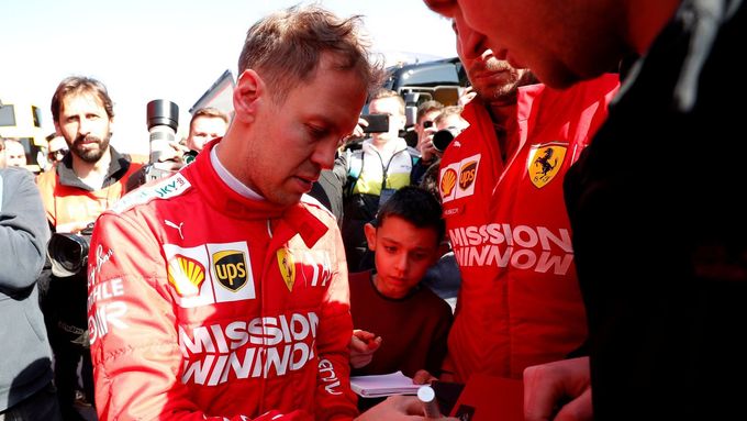 Sebastian Vettel v Barceloně rozdával i celou řadu podpisů.