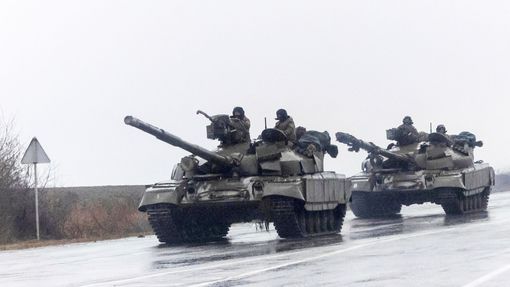Záběr na ukrajinské tanky. Ruský útok na Ukrajinu. 24. 2. 2022
