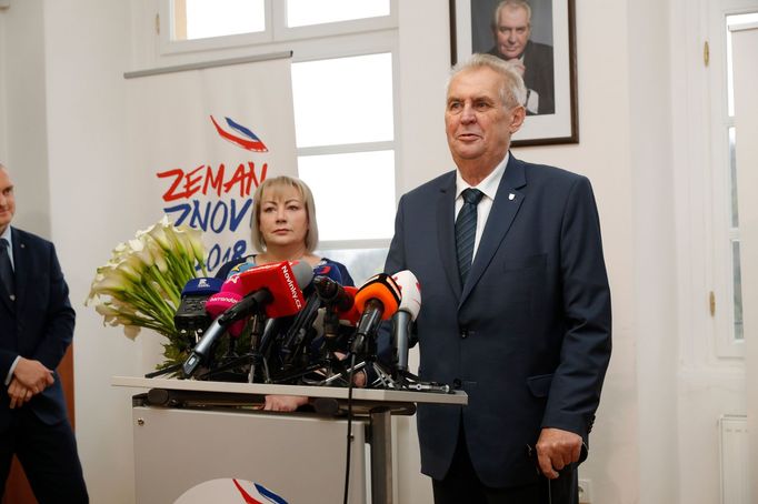 Prezident Miloš Zeman a jeho manželka Ivana vystoupili 6. listopadu v Praze na tiskové konferenci k Zemanově kandidatuře do prezidentských voleb.